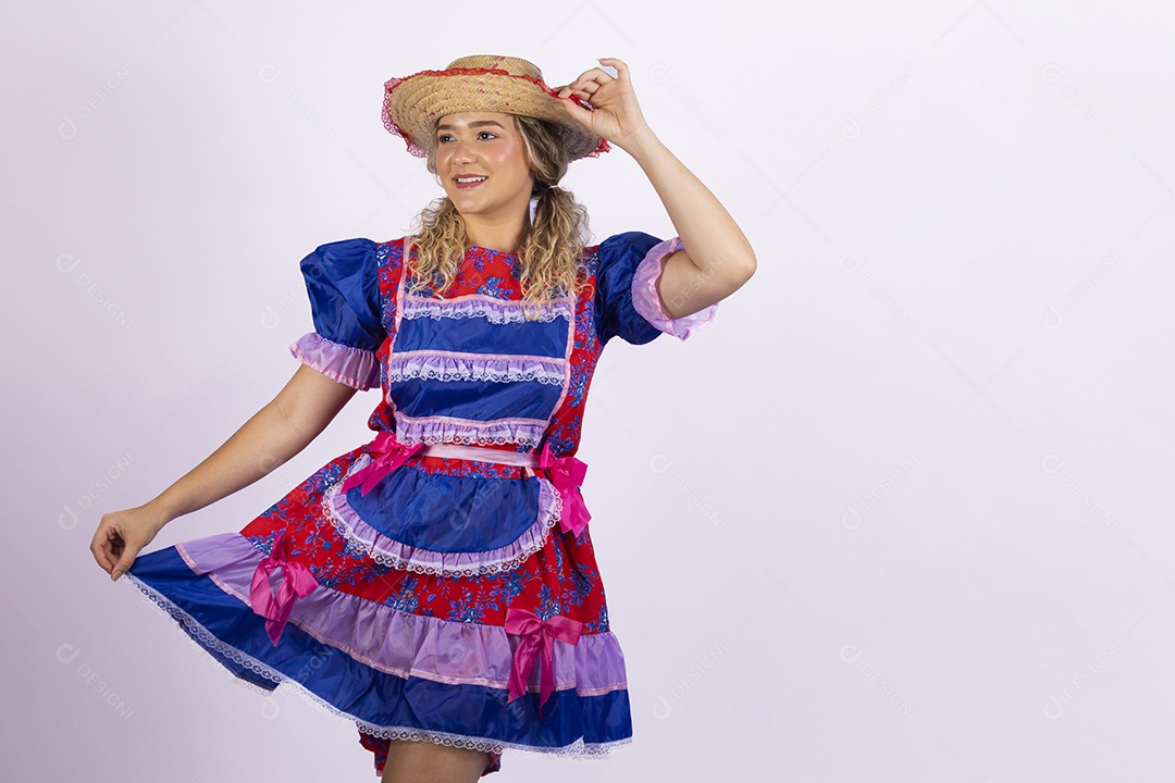 Mulher jovem fantasiada celebrando festas juninas