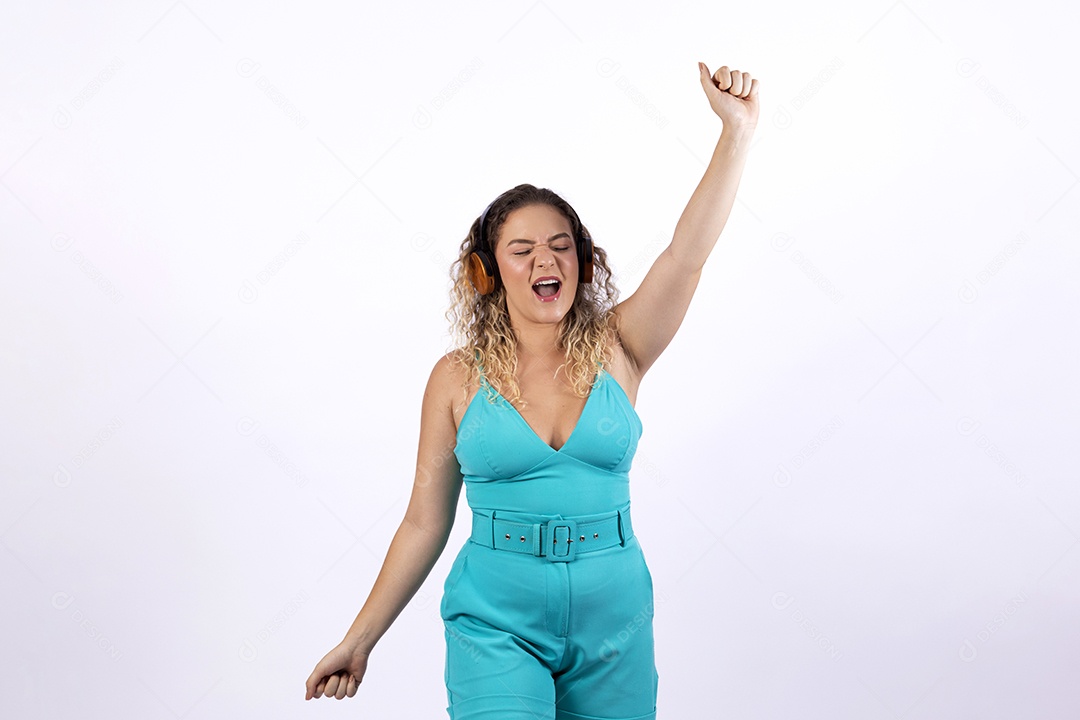 Linda mulher garota jovem loira sobre fundo isolado