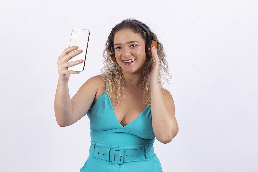 Linda mulher garota jovem loira segurando celular smartphone