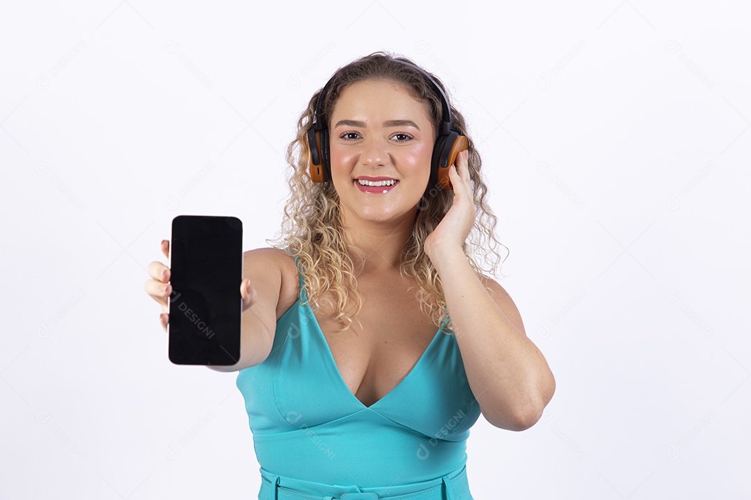 Linda mulher garota jovem loira segurando celular smartphone