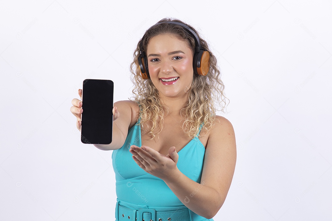 Linda mulher garota jovem loira sobre fundo isolado