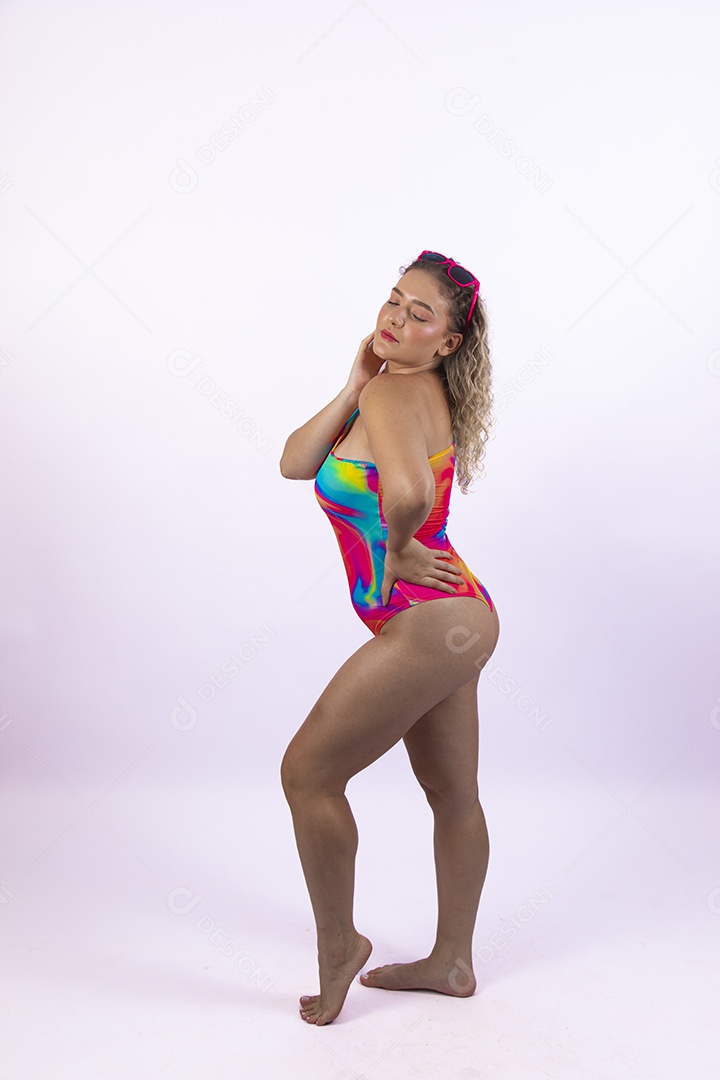 Linda mulher garota usando roupas de verão
