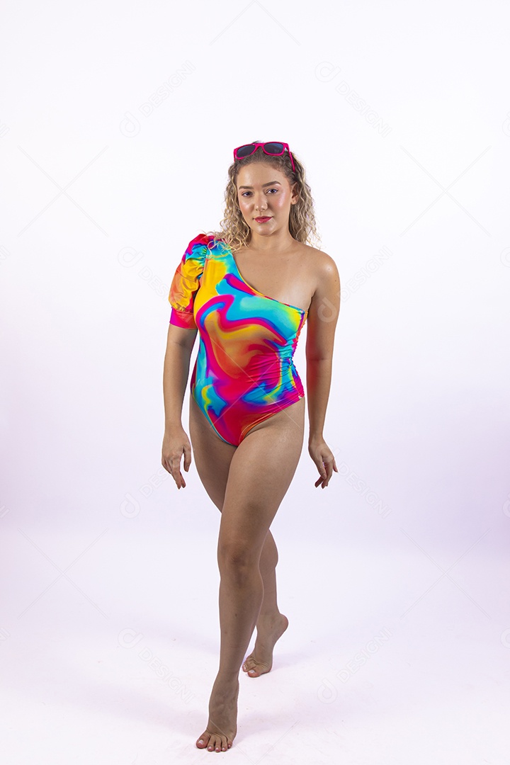 Linda mulher garota usando roupas de verão