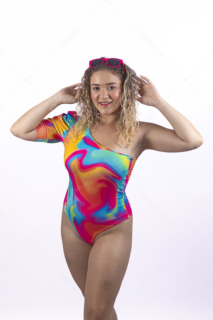 Linda mulher garota usando roupas de verão