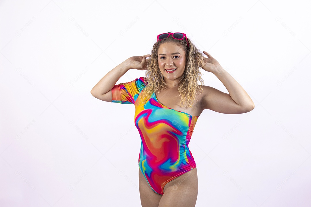 Linda mulher garota usando roupas de verão