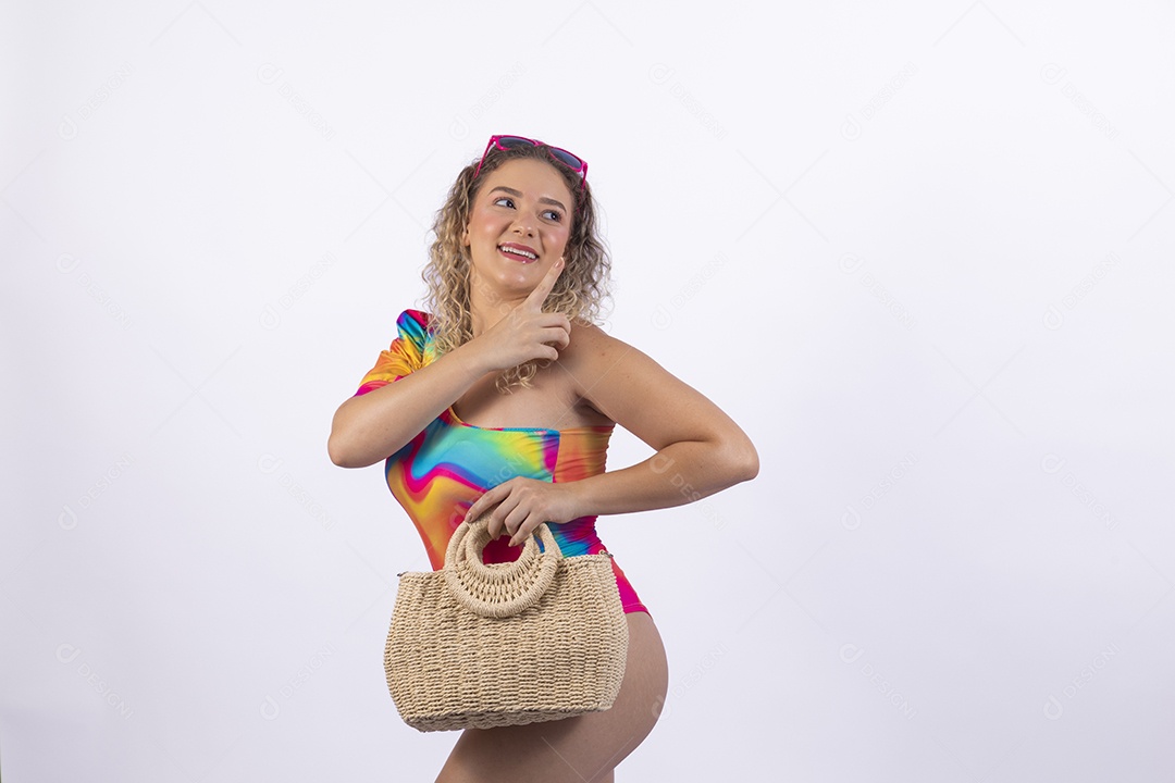 Linda mulher garota usando roupas de verão