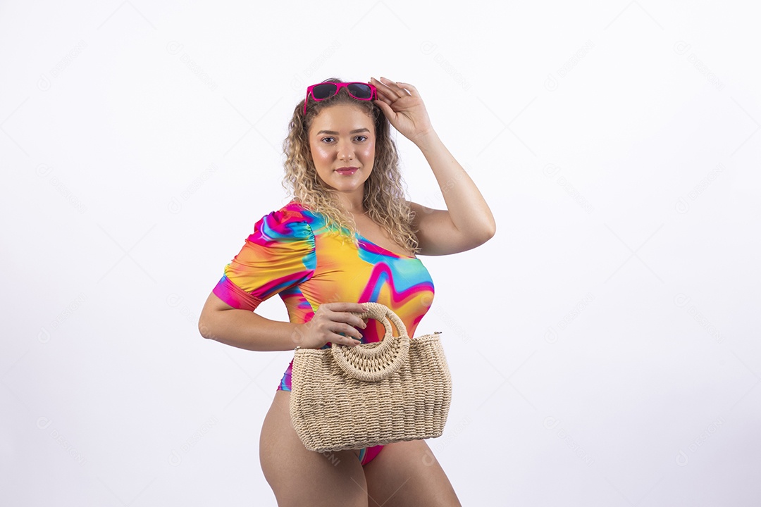 Linda mulher garota usando roupas de verão