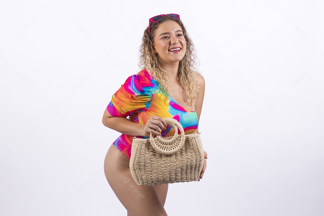 Linda mulher garota usando roupas de verão