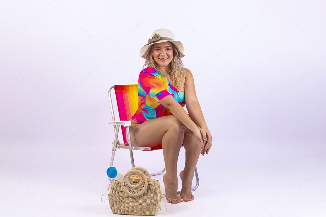 Linda mulher garota usando roupas de verão