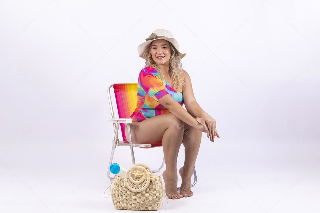 Linda mulher garota usando roupas de verão