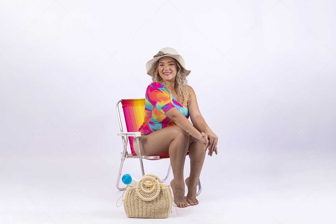 Linda mulher garota usando roupas de verão