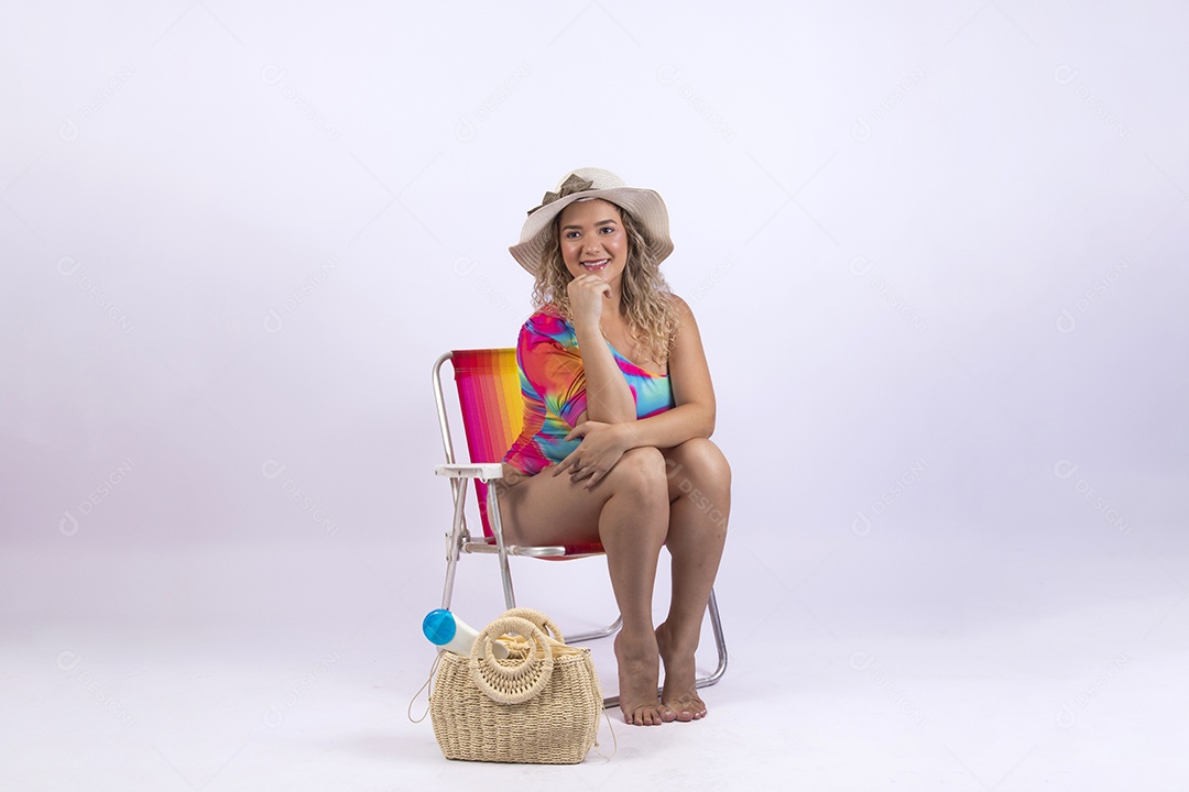 Linda mulher garota usando roupas de verão