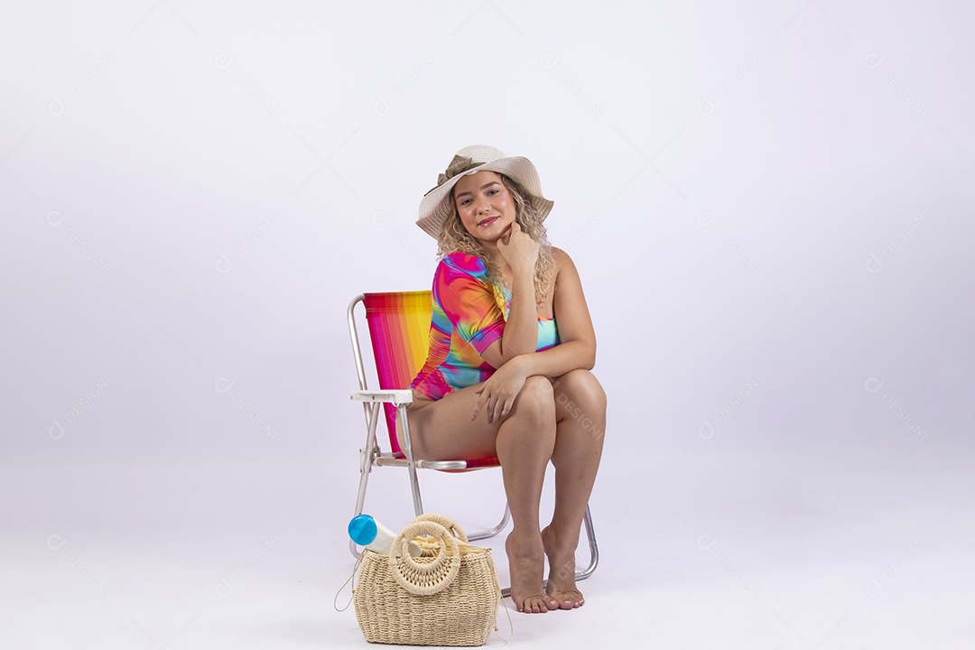 Linda mulher garota usando roupas de verão