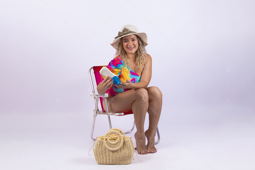 Linda mulher garota usando roupas de verão