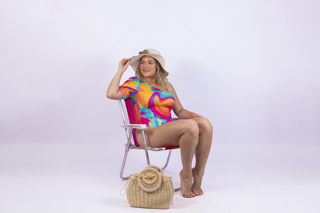 Linda mulher garota usando roupas de verão