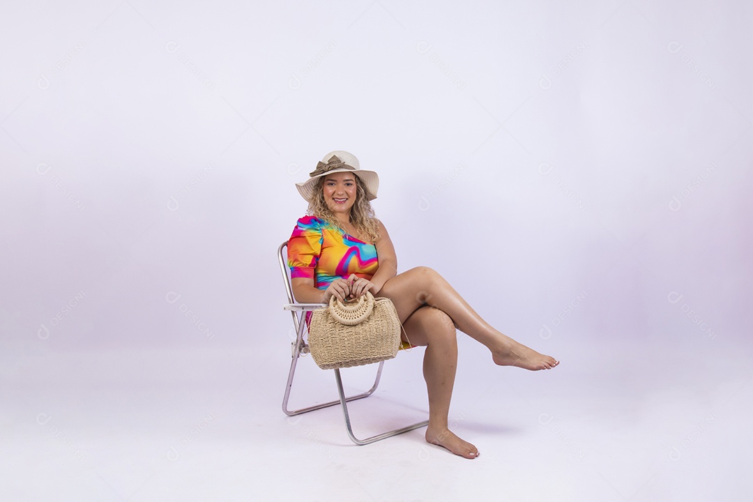 Linda mulher garota usando roupas de verão