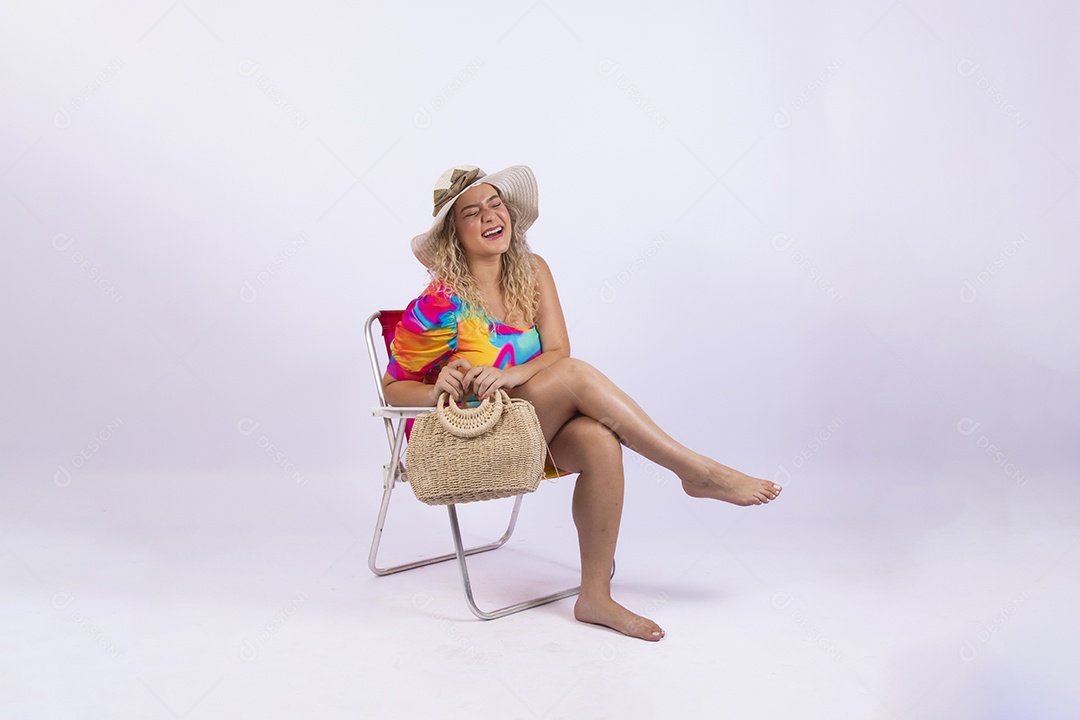 Linda mulher garota usando roupas de verão