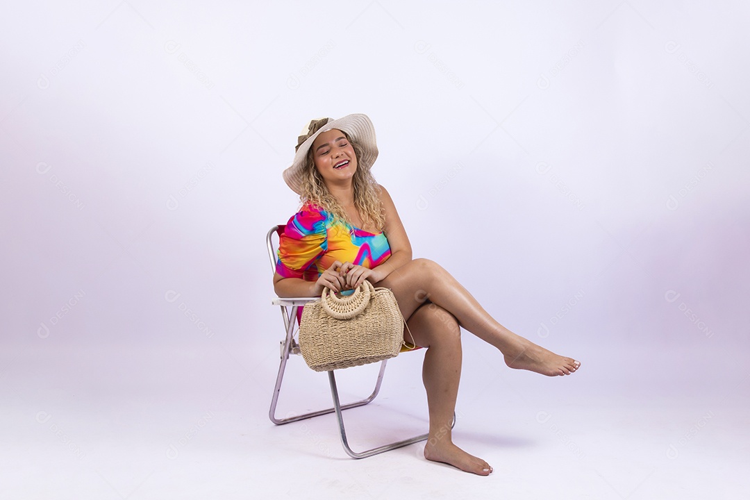 Linda mulher garota usando roupas de verão