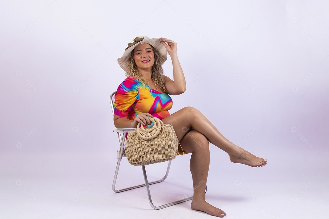 Linda mulher garota usando roupas de verão