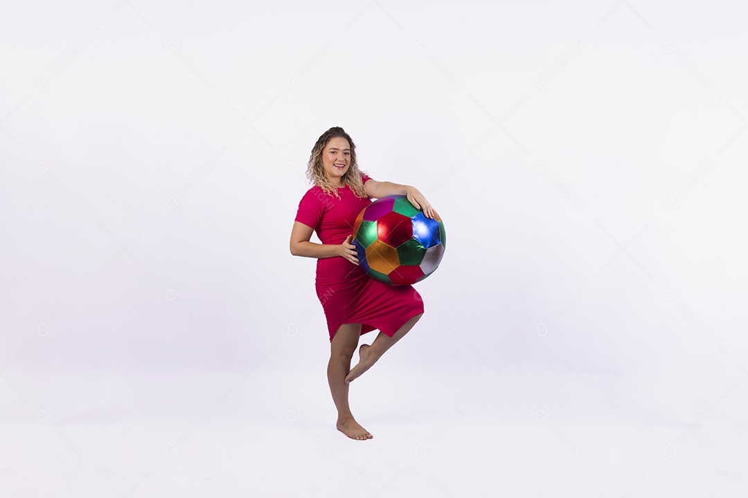 Linda mulher loira garota segurando bola colorida