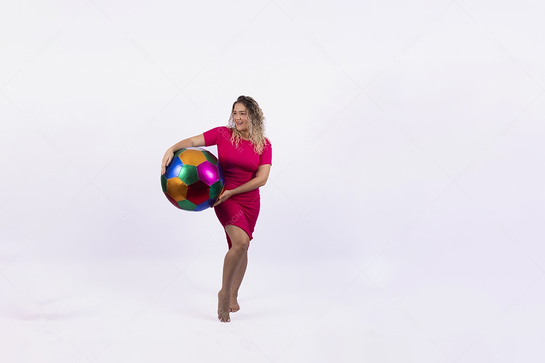 Linda mulher loira garota segurando bola colorida