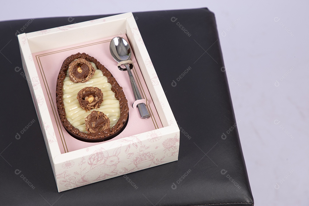 Ovo de colher sobre fundo isolado branco