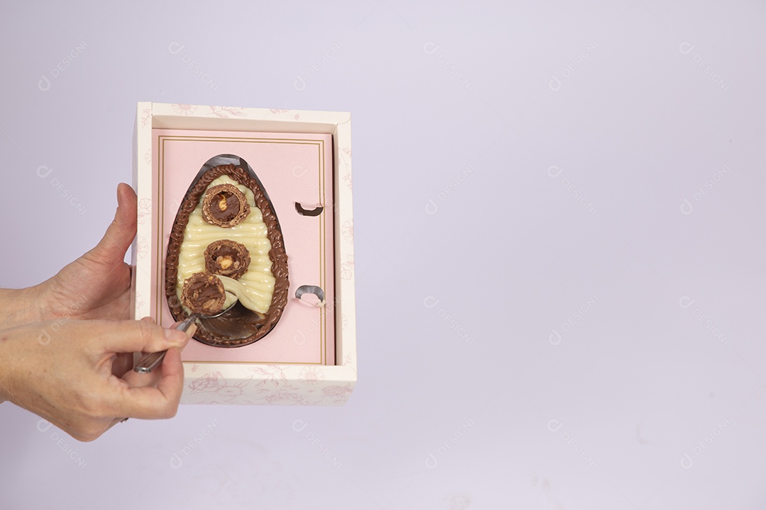 Mãos de pessoa segurando ovos de páscoa