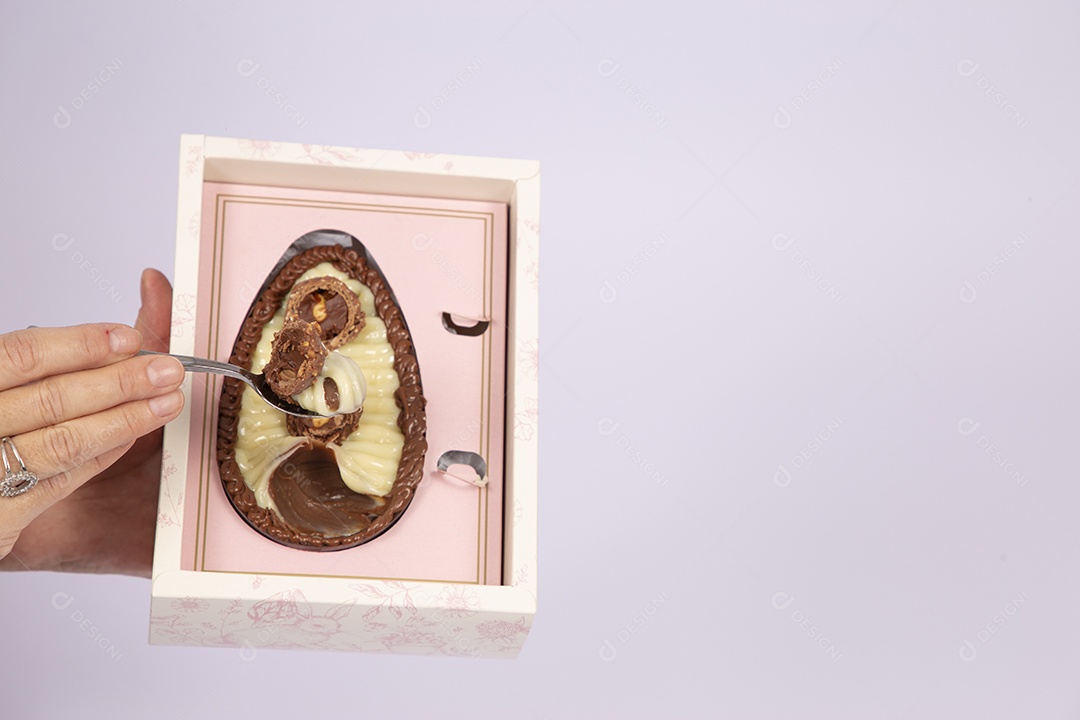 Mãos de pessoa segurando ovos de páscoa