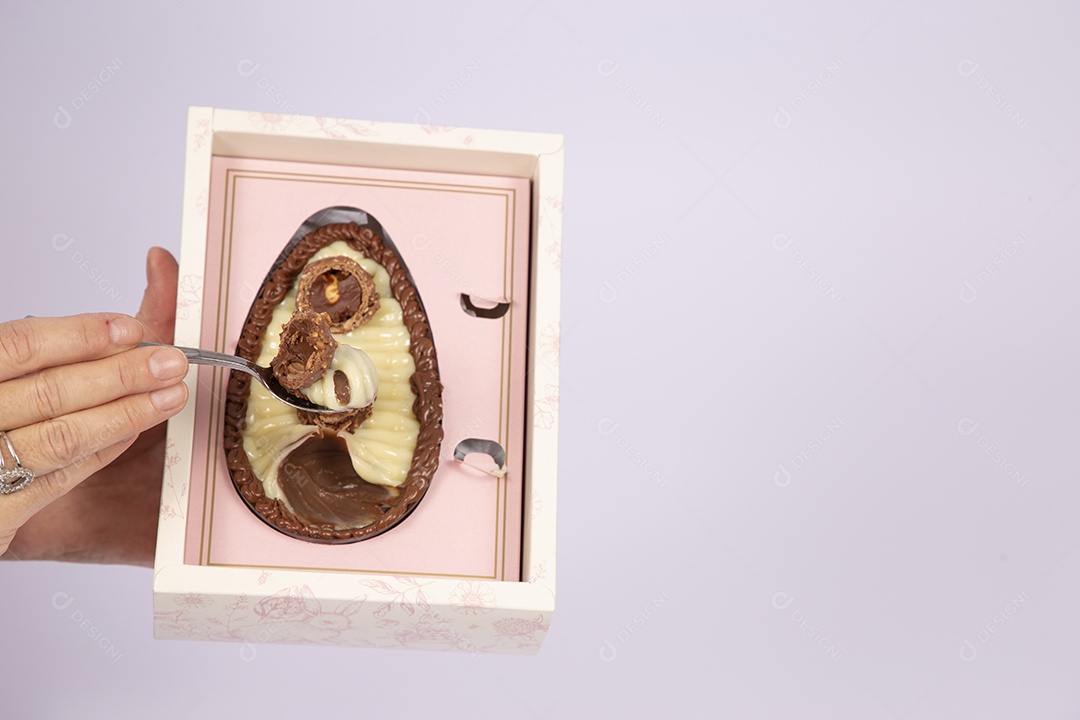 Mãos de pessoa segurando ovos de páscoa