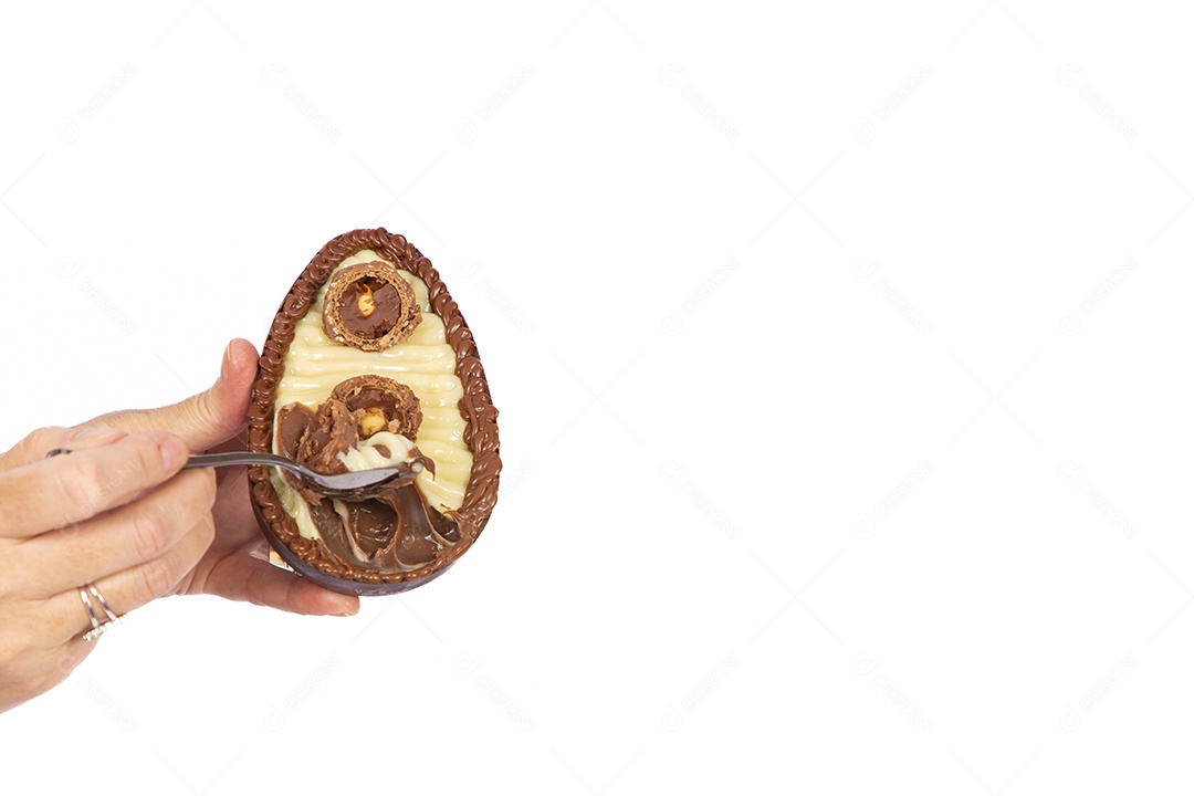 Mãos de pessoa segurando ovos de páscoa