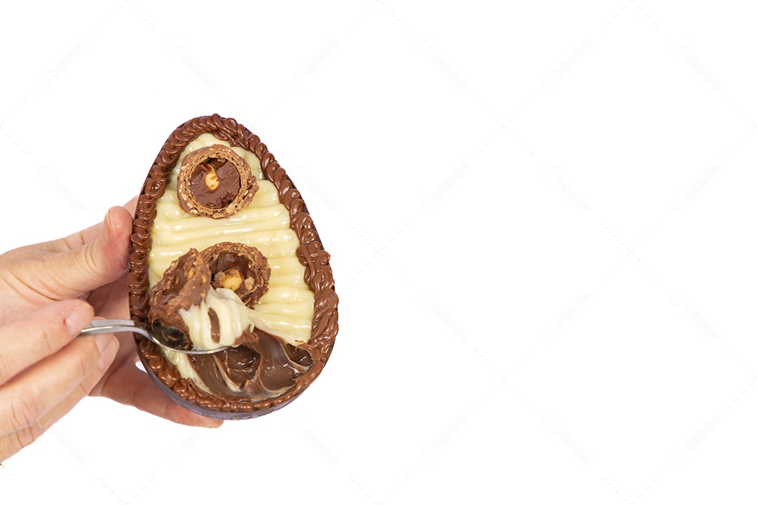 Mãos de pessoa segurando ovos de páscoa