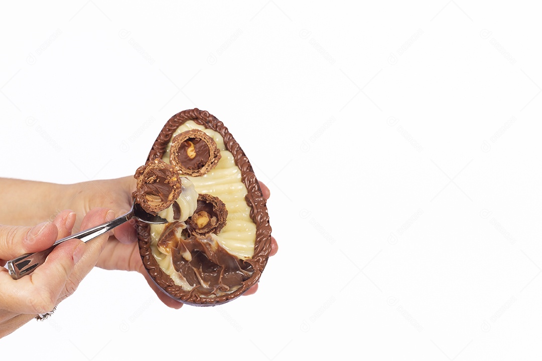 Mãos de pessoa segurando ovos de páscoa