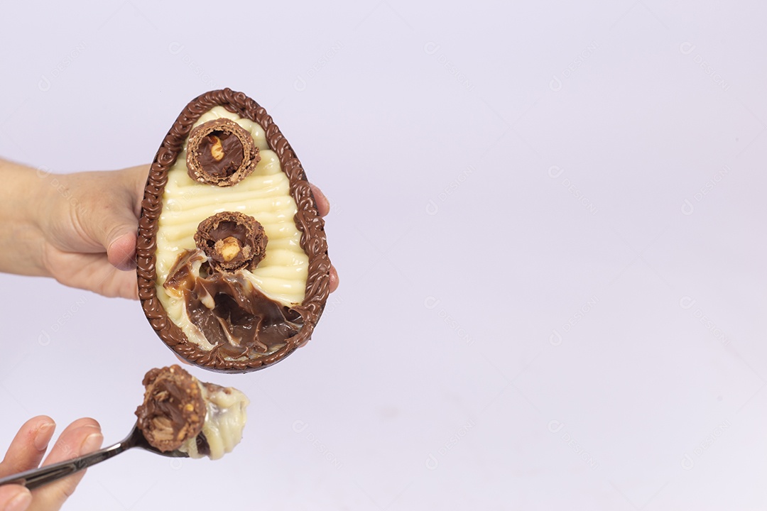 Mãos de pessoa segurando ovos de páscoa