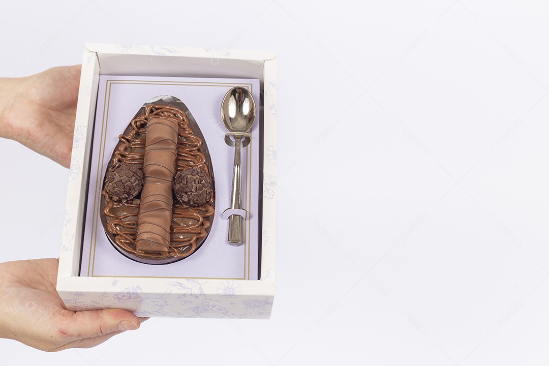 Mãos de pessoa segurando ovos de páscoa