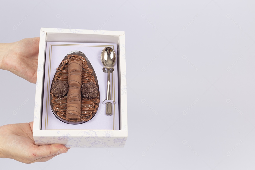 Mãos de pessoa segurando ovos de páscoa