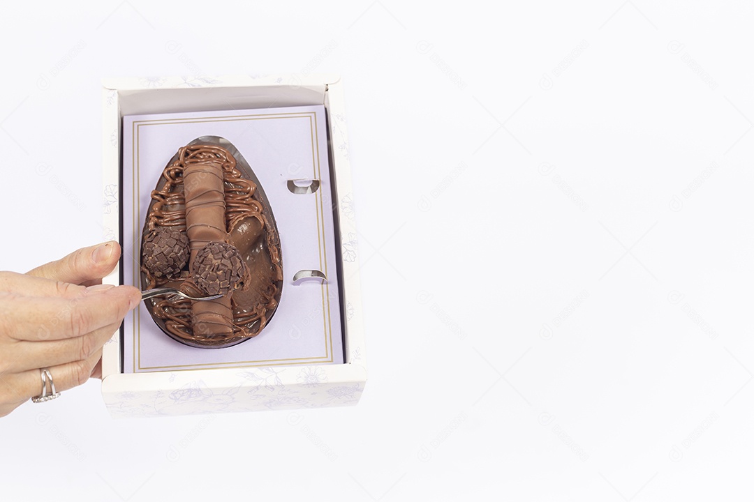 Mãos de pessoa segurando ovos de páscoa