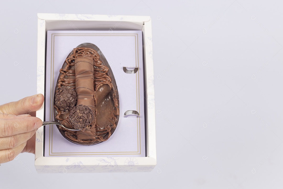 Mãos de pessoa segurando ovos de páscoa