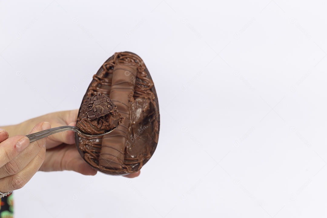 Mãos de pessoa segurando ovos de páscoa