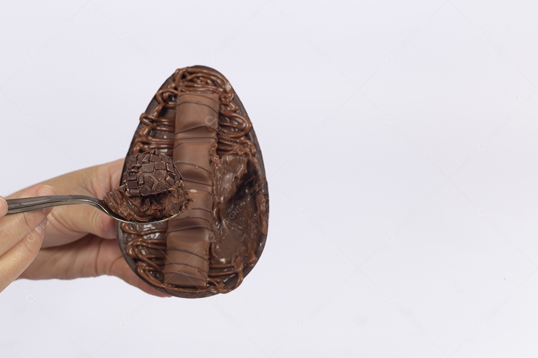 Mãos de pessoa segurando ovos de páscoa