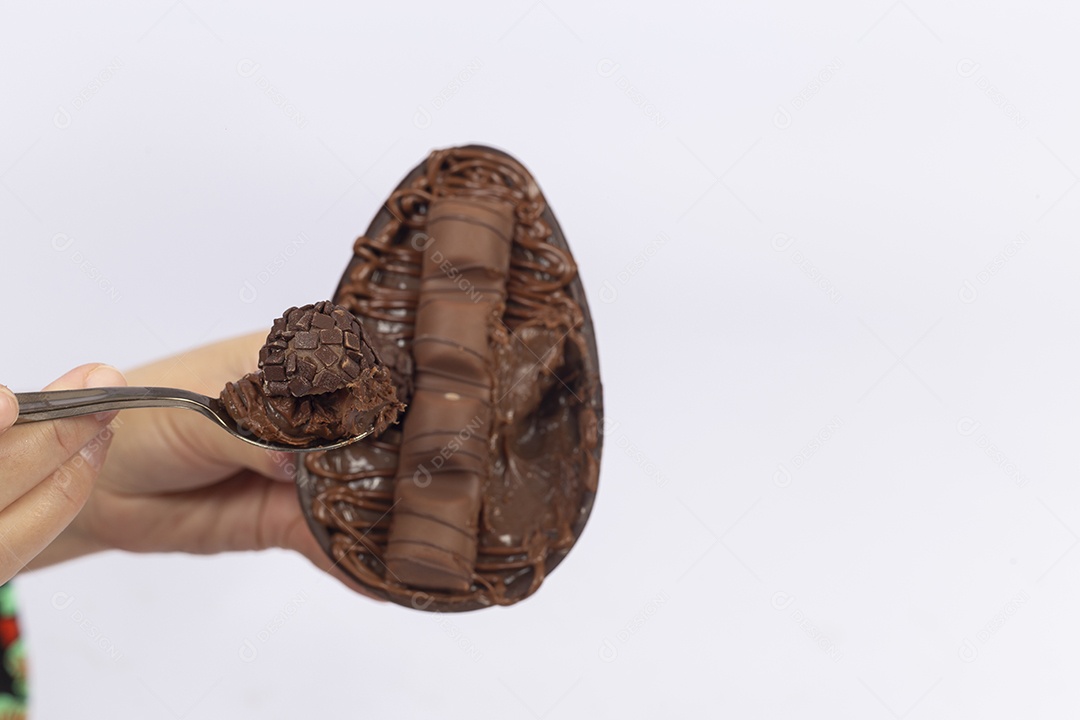 Mãos de pessoa segurando ovos de páscoa