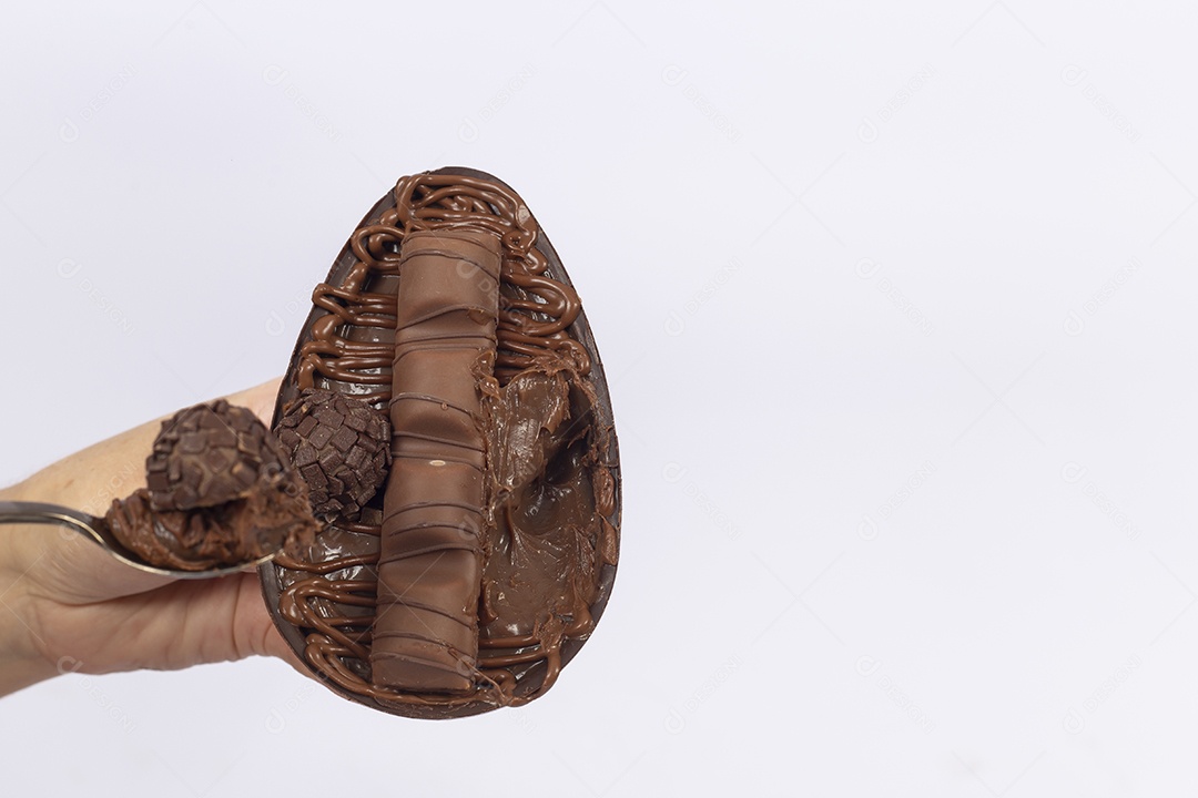 Mãos de pessoa segurando ovos de páscoa