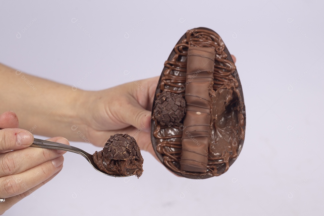 Mãos de pessoa segurando ovos de páscoa