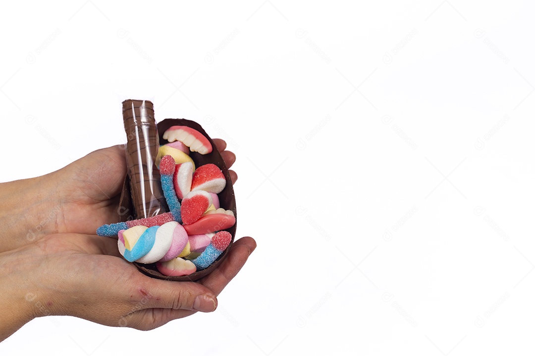 Mãos de pessoa segurando ovos de páscoa