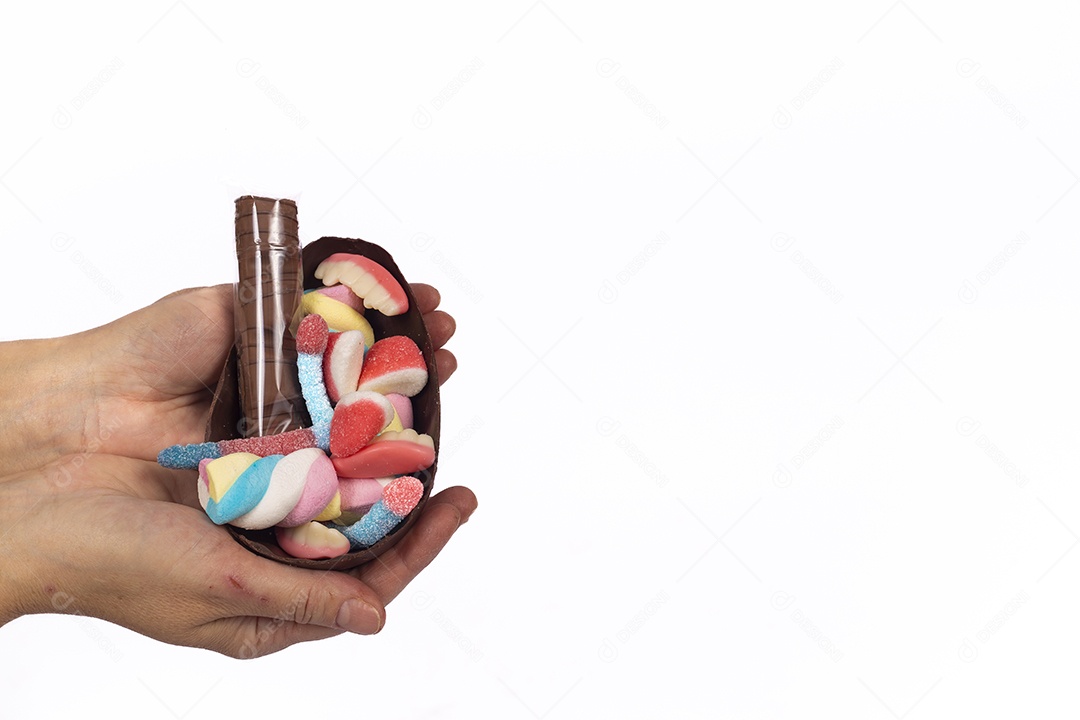 Mãos de pessoa segurando ovos de páscoa