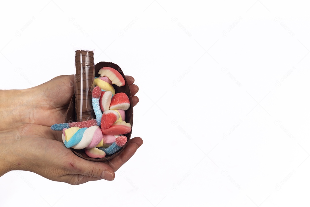 Mãos de pessoa segurando ovos de páscoa