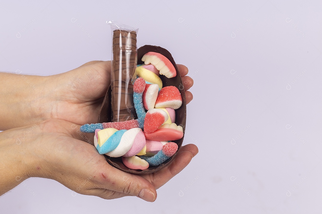 Mãos de pessoa segurando ovos de páscoa