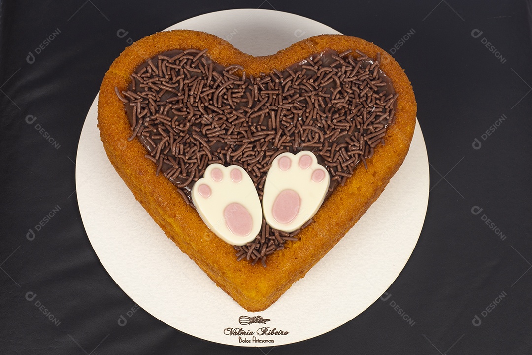 Ovos da páscoa sobre prato branco