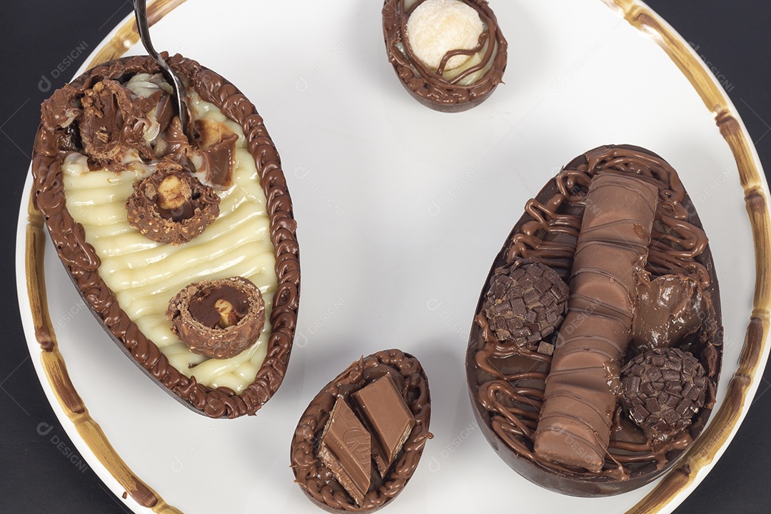 Ovo de colher sobre fundo isolado branco