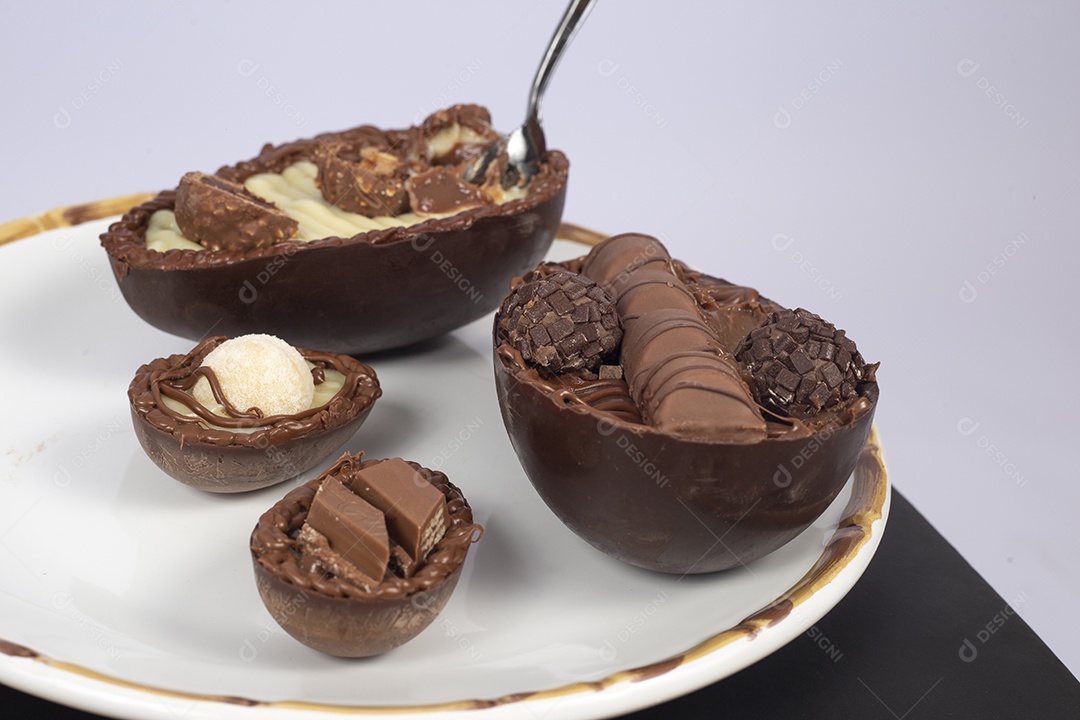 Ovo de colher sobre fundo isolado branco