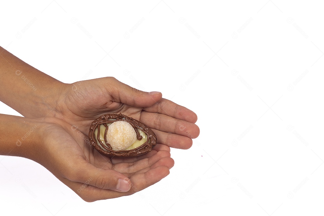 Mãos de pessoa segurando ovos de páscoa